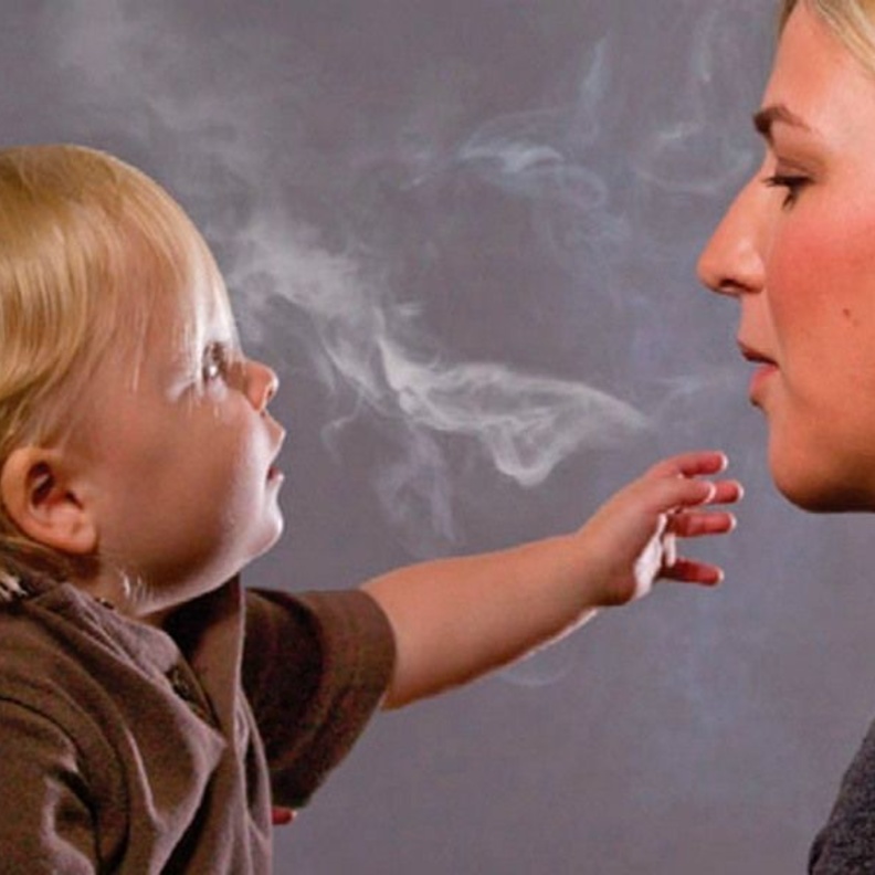 تدخينك .. هكذا يؤذي أطفالك من دون قصد