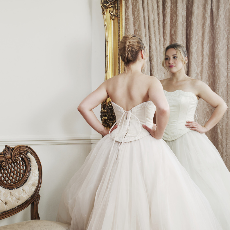 ترغب العديد من العرائس بيع فساتين زفافهن للاستفادة من ثمنهن في ما بعد