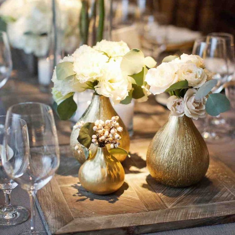 تزيين طاولات العرس بأكسسوارات برونزية مع الورود