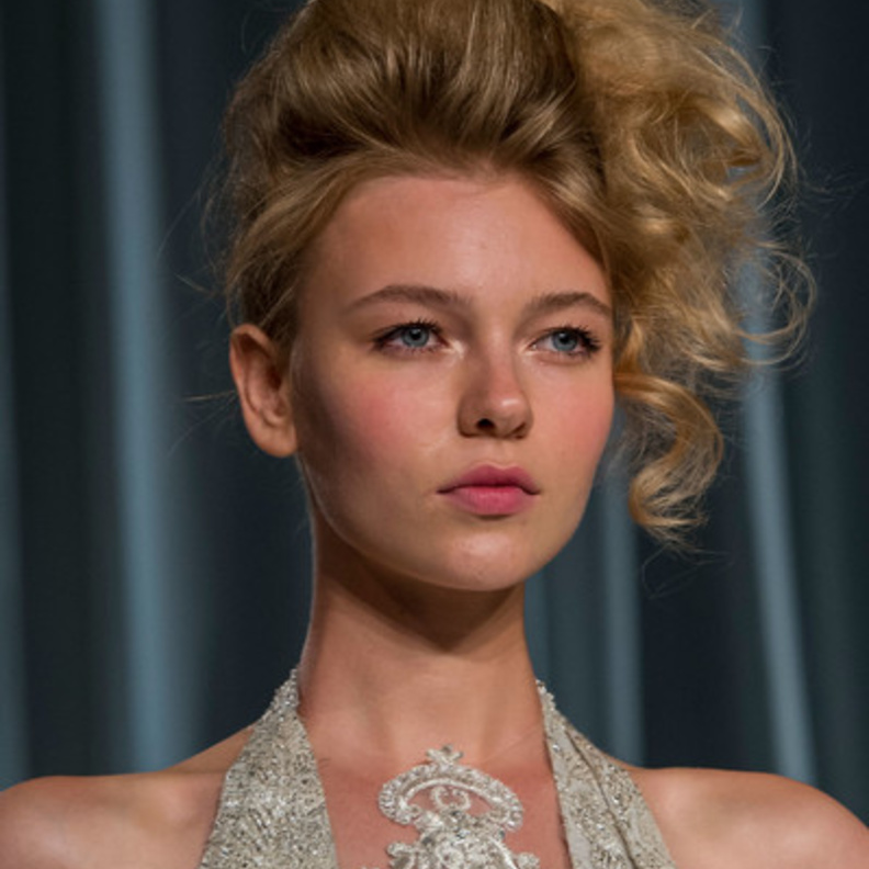 تسريحات شعر الكعكة الغريبة من عرض ريم عكرا Reem Acra