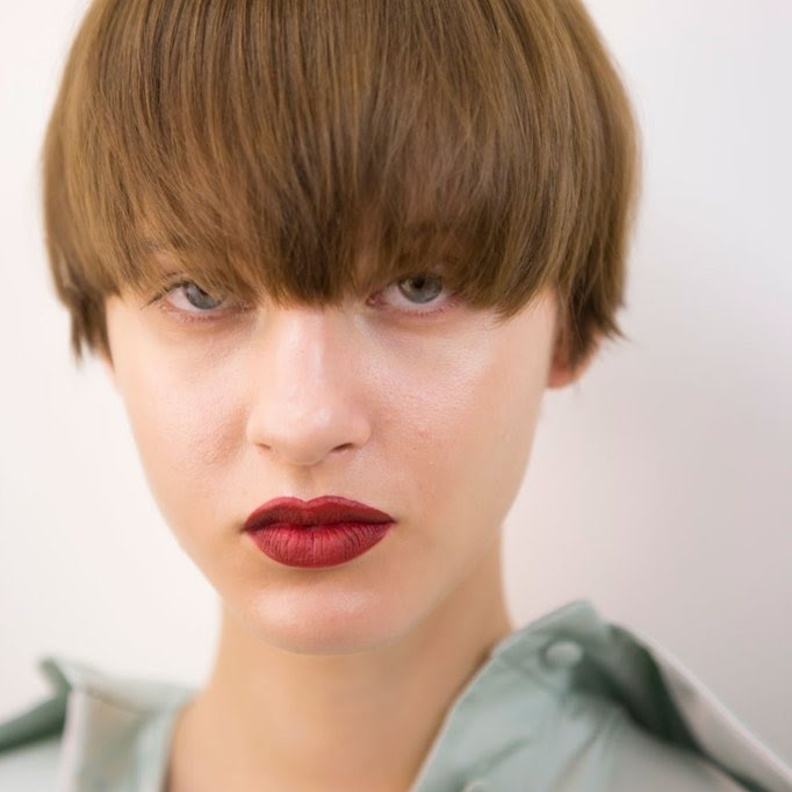 تسريحات شعر شبابية مع عارضات Sharon Wauchob