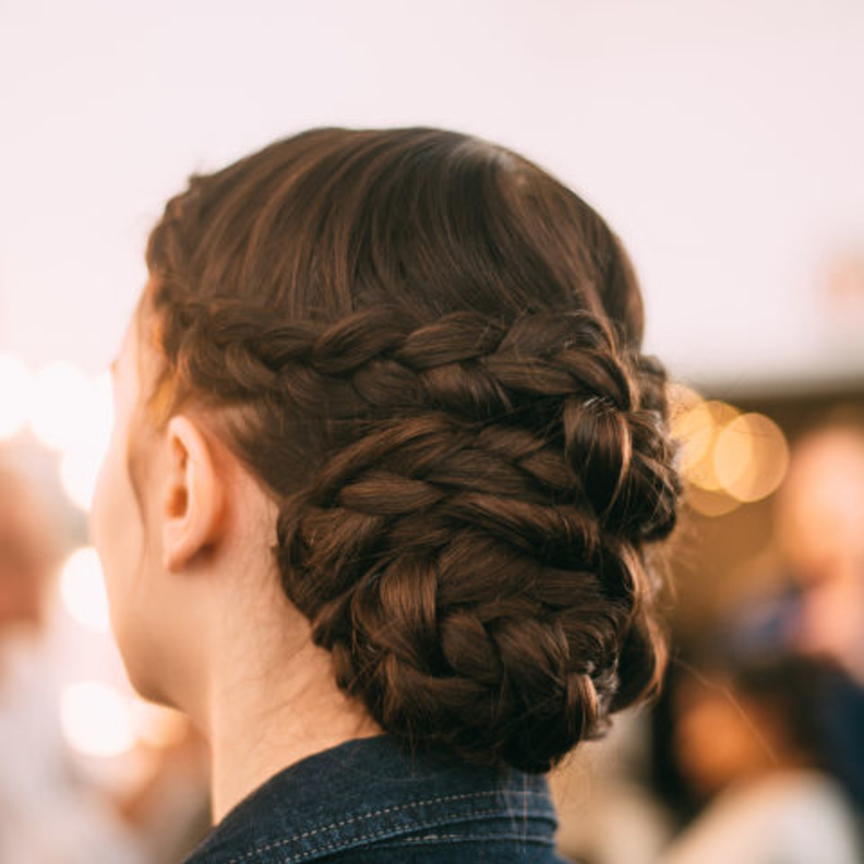 تسريحات شعر عرايس جديدة مع الكعكة المصحوبة بالضفائر الناعمة والمناسبة