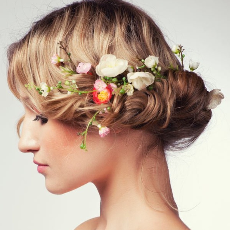 تسريحات شعر عصريةمع اكسسوارات الورود