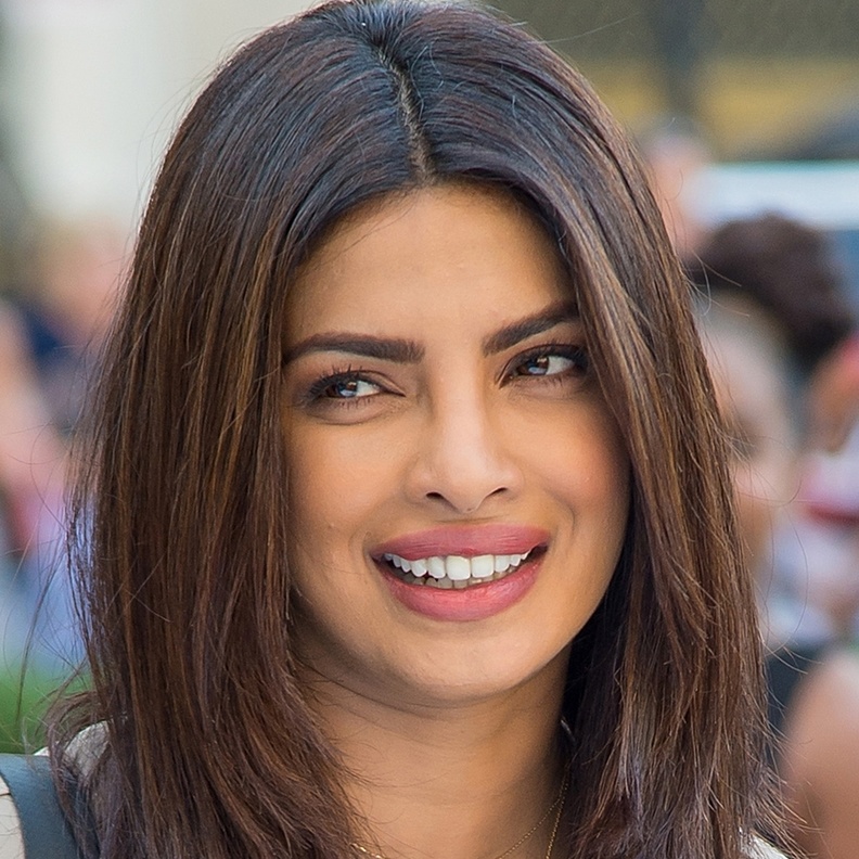 تسريحات شعر منسدل مع الفرق الوسطي