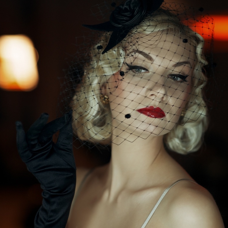  تسريحة ريترو مع مكياج جذاب