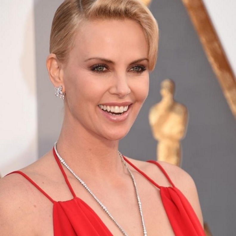 صوفيا فيرغارا ترتدي اقراط من تصميم لورين شوارتز Lorraine Schwartz