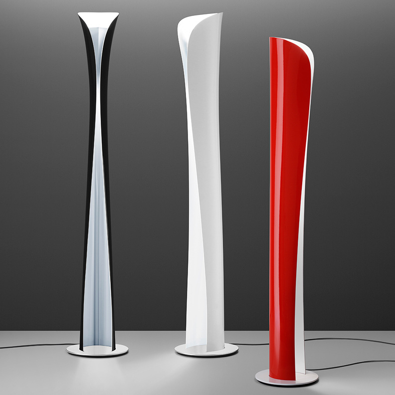 جهاز إنارة من تصميم Isabell Gatzen يوضع على الأرض في زاوية الغرفة 