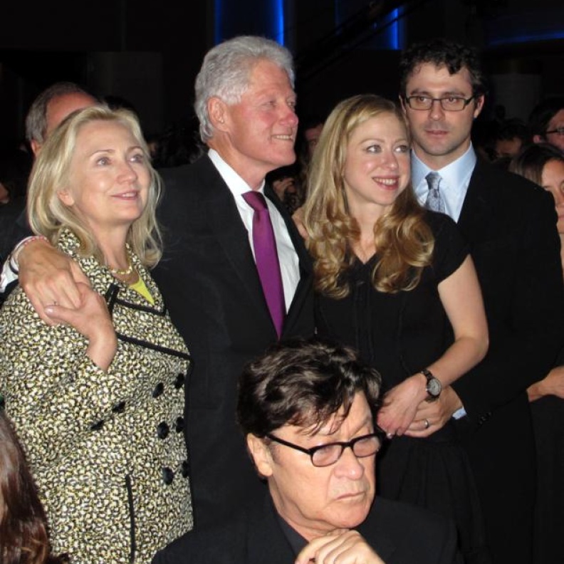  تشيلسي كلينتون مع زوجها ووالديها