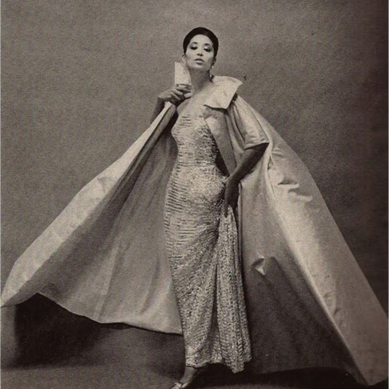 تشينا ماشادو تعرض فستان ذو تصميم رائع عام 1961