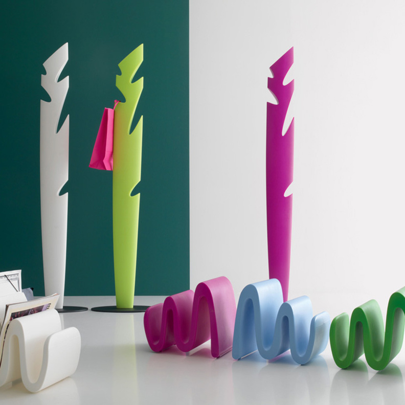 تصاميم ملونة لحاملات الثياب و الكتب 