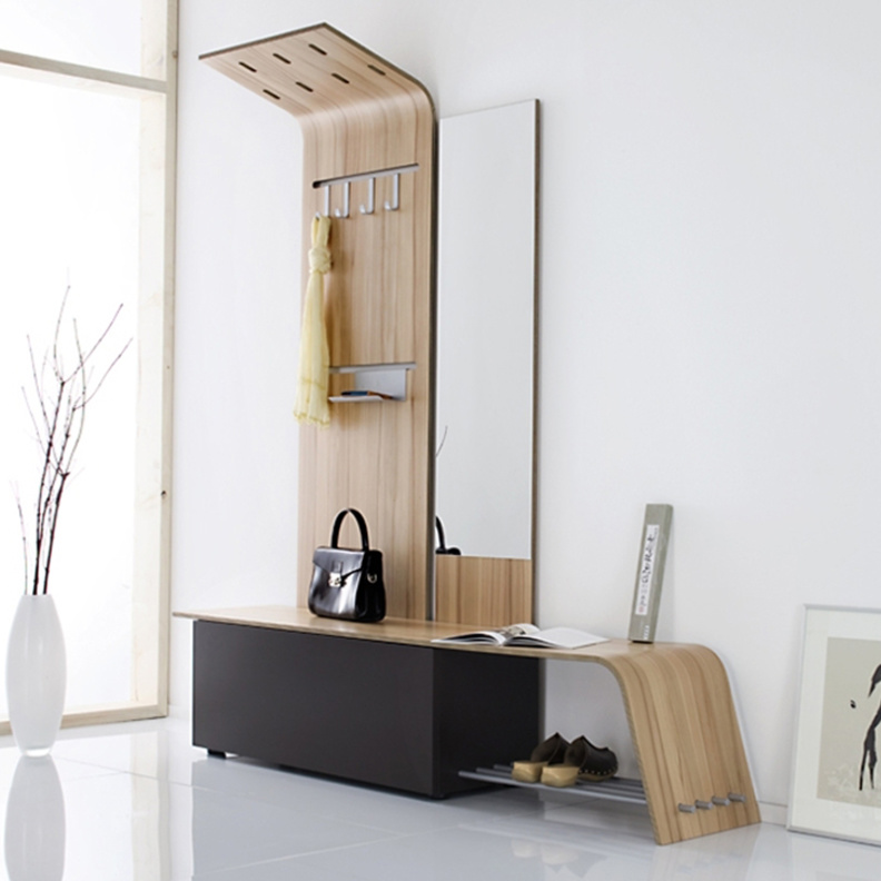 تصميم عصري لخزانة توضع عند مدخل المنزل من خشب السنديان الفاتح