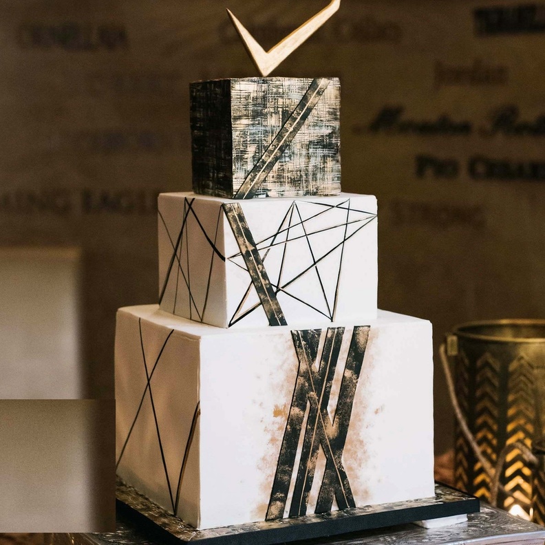 تصميم عصري للكيك الفضي