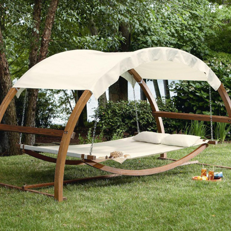 تصميم مميز لسرير أرجوحة يستعمل في الحدائق للاسترخاء 
