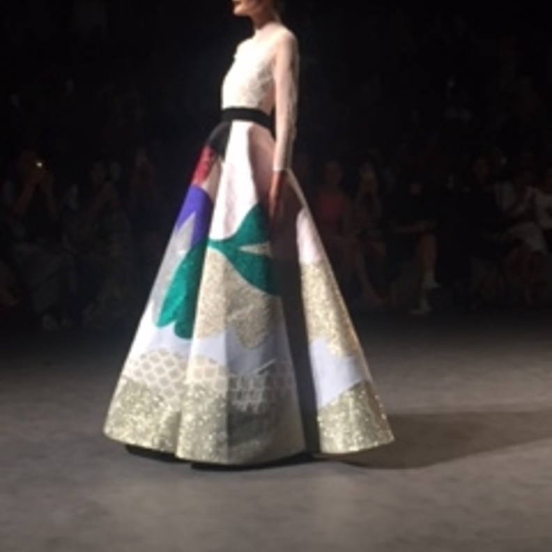 تصميم مميّز لحسين بزازا يشعّ بالألوان الرّاقية