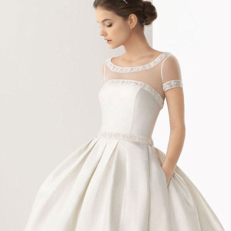  فستان زفاف من الساتان المزركش ببتلات الزهور