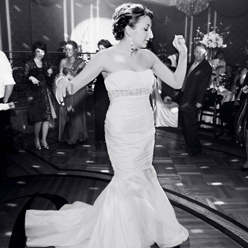 تطل العروس على وقع وقع الاغنيات التي تصف جمالها الاخاذ