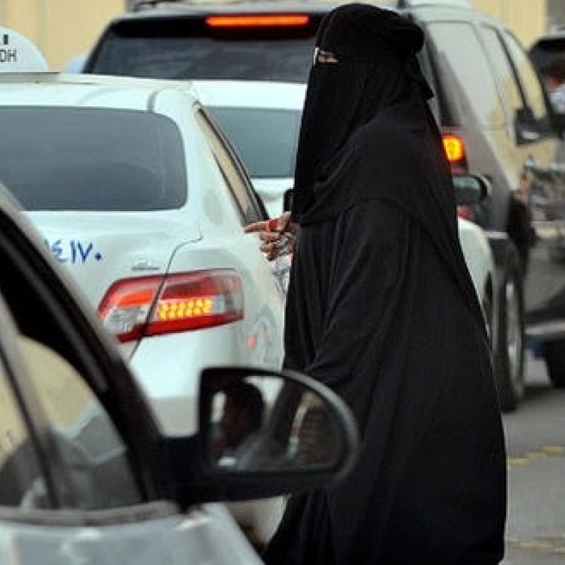 تطبيقات "قيادة السيارة" تستهوي السعوديات