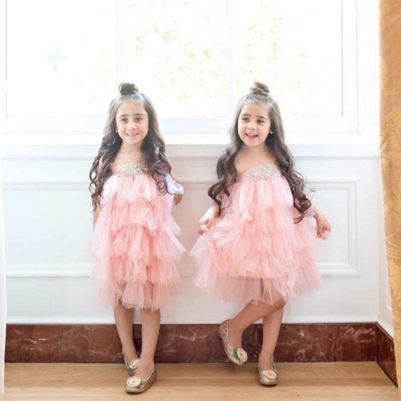 تعتمد والدتهما تسريحات شعر مواكبة للموضة