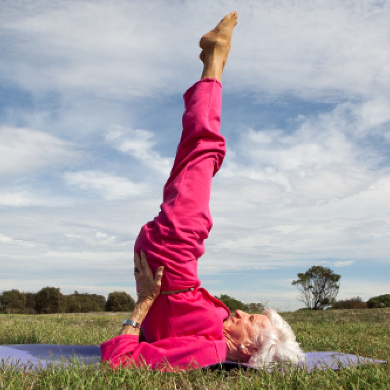 تعرفوا على أكبر مدربة يوغا في العالم