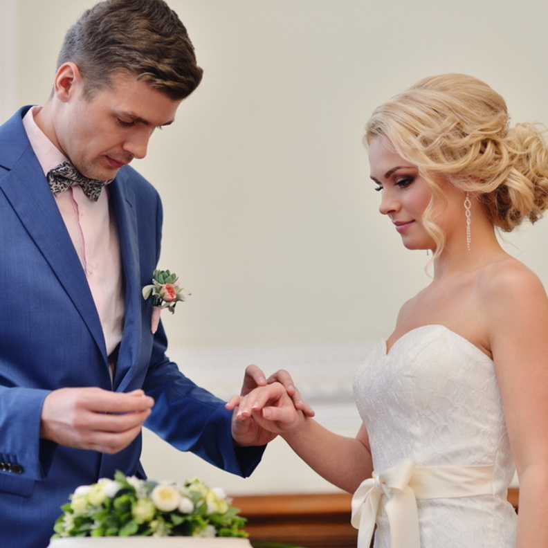 فاجئي حماتك بزيارتها لوحدك من دون خطيبك