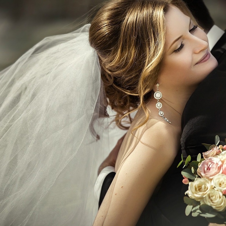 تعلق عريسك بك سيثبت لها حبكما