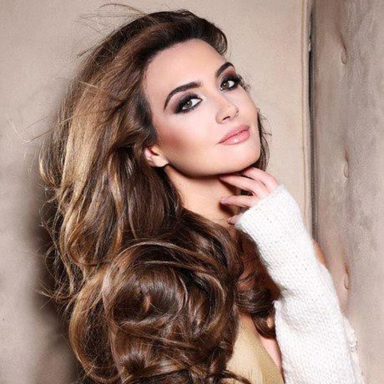 تمتعي بشعر كثيف صحي ولامع عن طريق استخدام زيت طبيعي