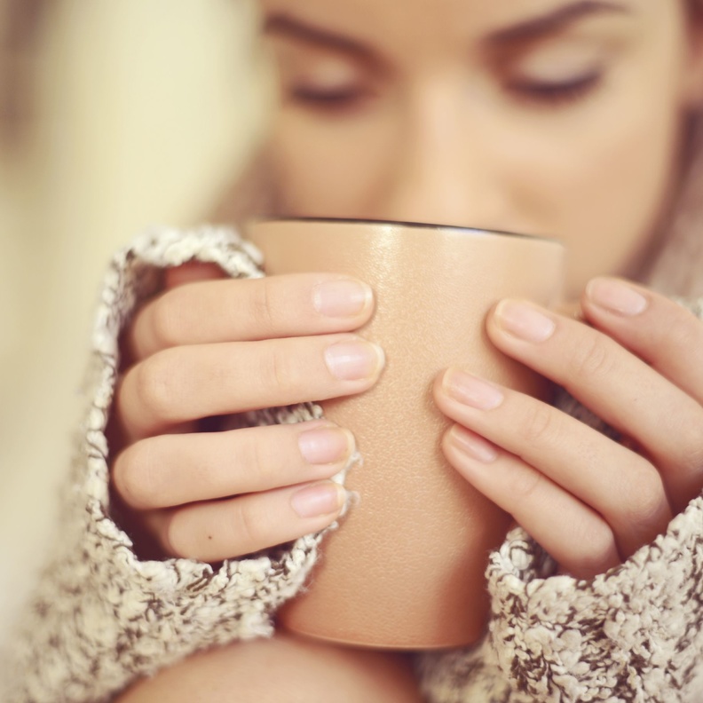 تناول المشروبات الساخنة التي تحتوي على القرفة و الزنجبيل 