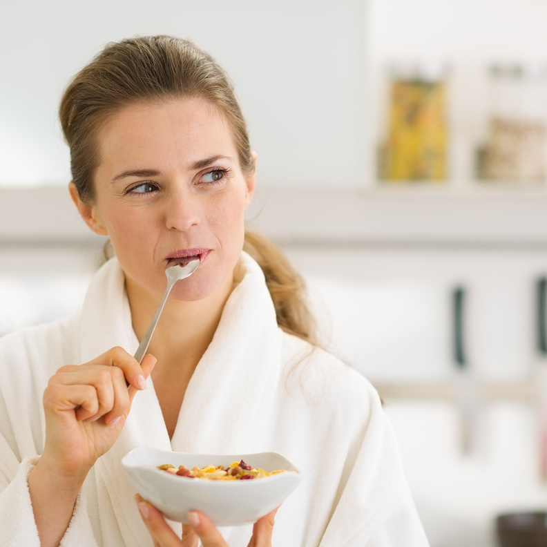 تناولي وجبة الفطور بعد ساعة من الإستيقاظ من النوم