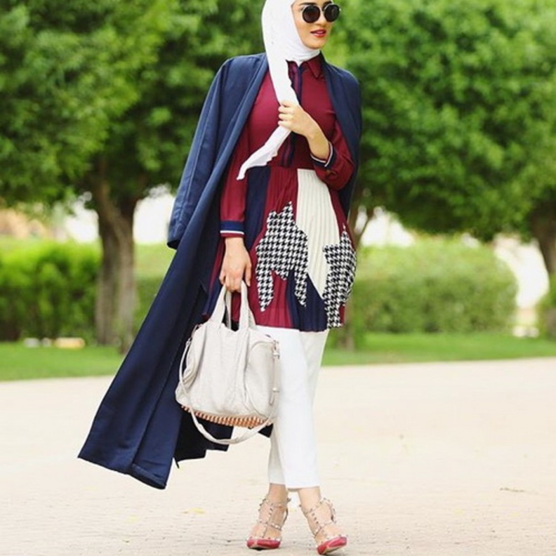 لوك عصري مستوحى من السبعينيات نسقته سحر فؤاد