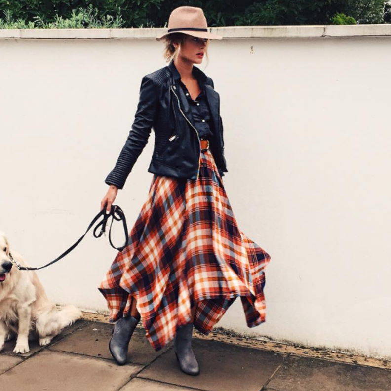 تنورة تارتان واسعة مع جاكيت جلدي