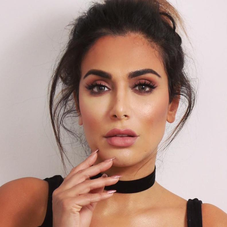 تهتم هدى بيوتي ببشرتها لتبقى نضرة و رائعة بالعناية اليوميه 