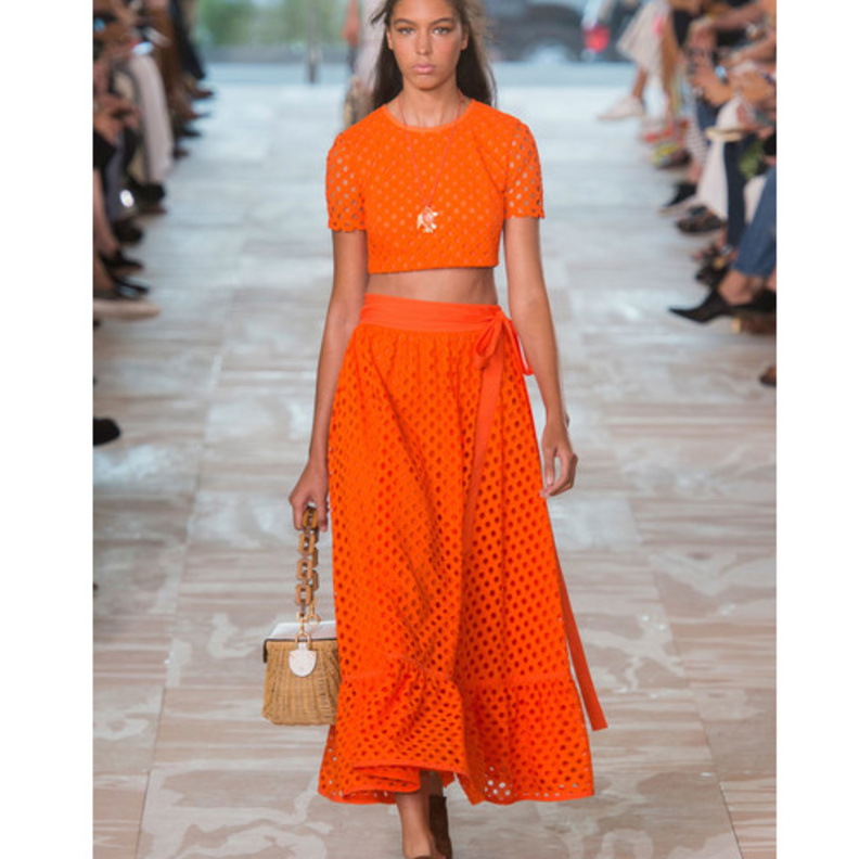 توبات مشرقة بقصة الكروب توب مع التنانير الطويلة من توري بورش Tory Burch