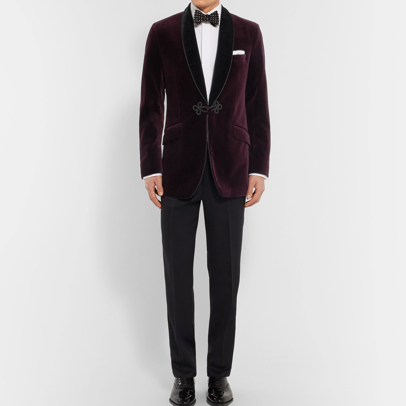 توكسيدو باللون العنابي من المخمل للعريس من Favourbrook 