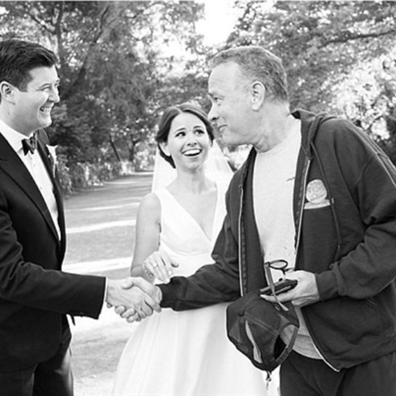 توم هانكس يصافح العريس