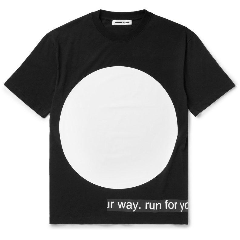 تيشيرت من VALENTINO فانتينو بتصميم الكواكب