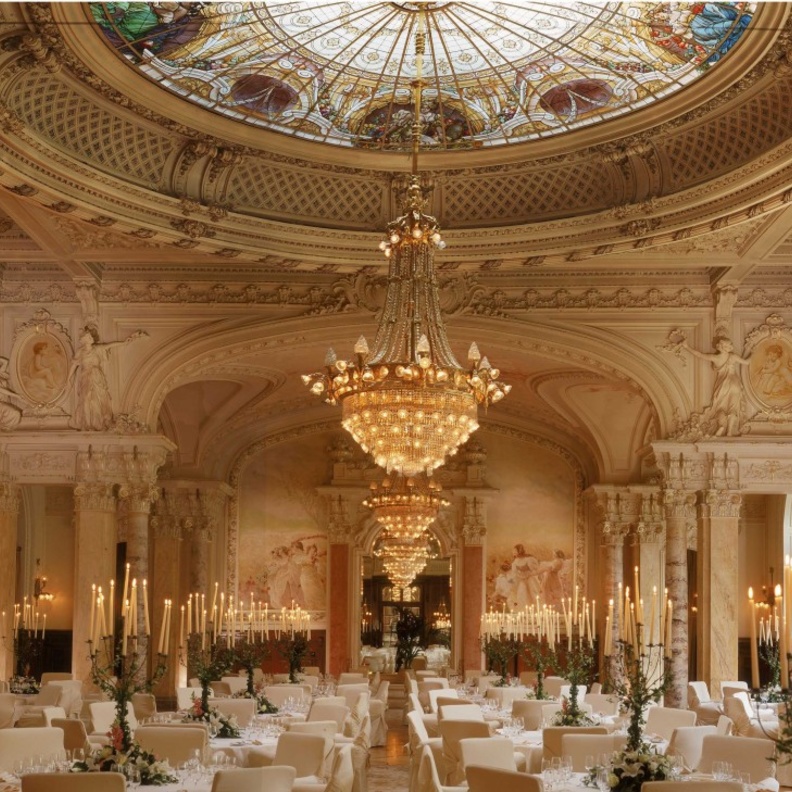 ثريا ذهبيىة ضخمة