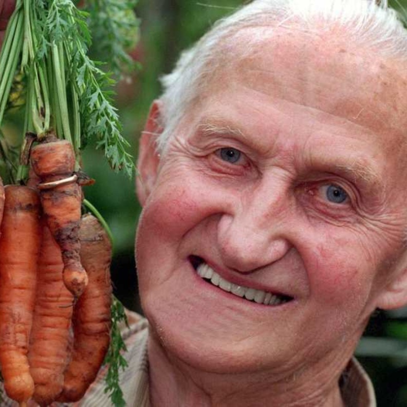 ثمانيني يجد خاتم زواجه بالجزرة