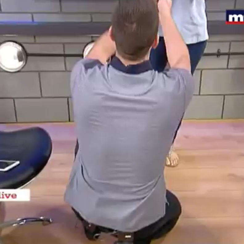 جاد الخطيب يطلب يد حبيبته على الهواء