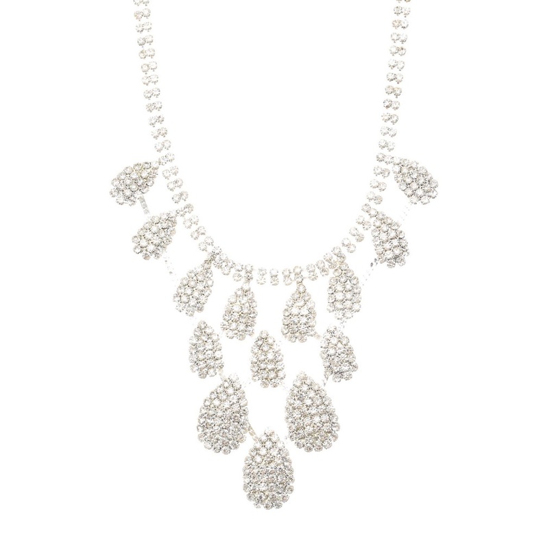 جاذبية الكريستال في القلادة