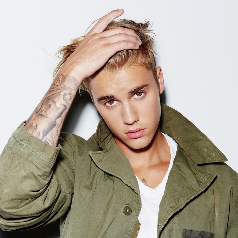 جاستين بيبر يطلب من معجبيه أن يحترموه