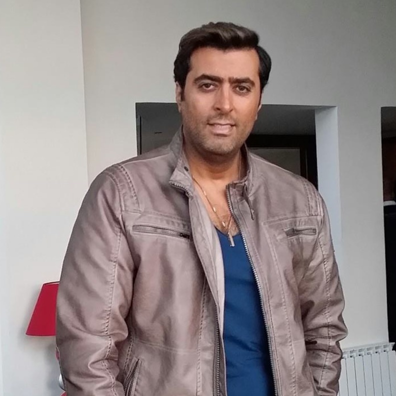 جاكيت الجلد الرمادية يختارها باسم ياخور لأسلوب كاجوال