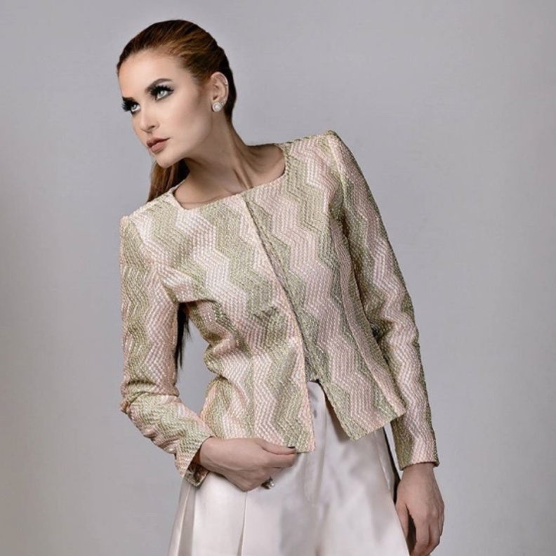 جاكيت مطرز كامل بلونين من تصاميم أسماء الفوزان