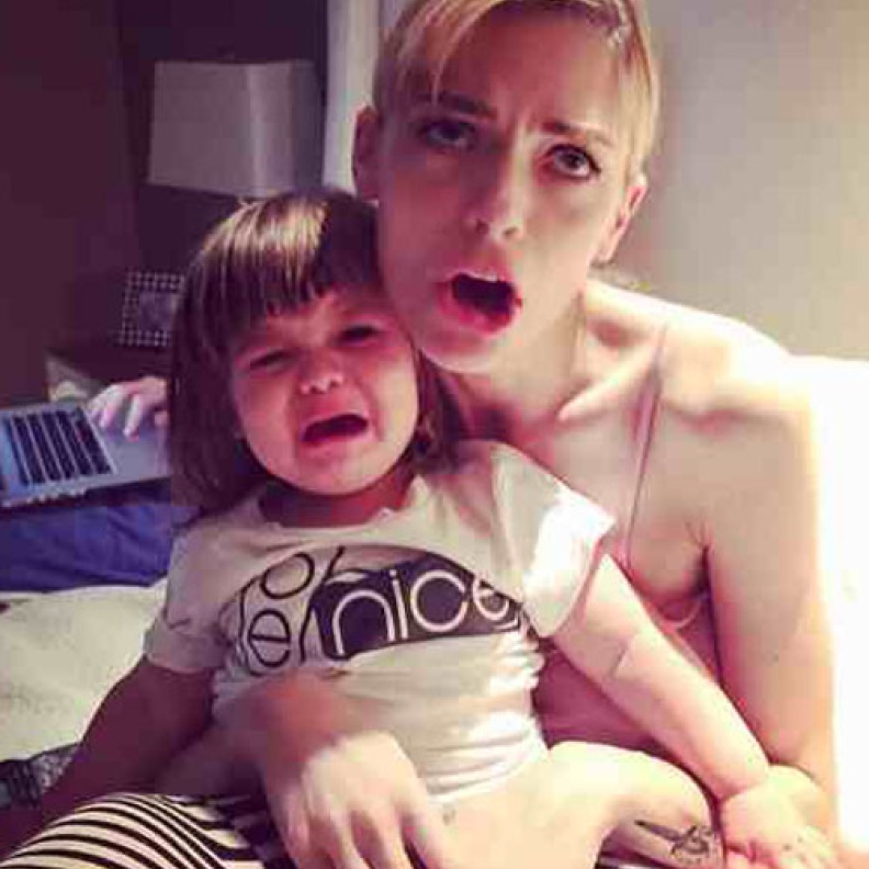 كيللى جينر غارقة فى الضوء الأزرق