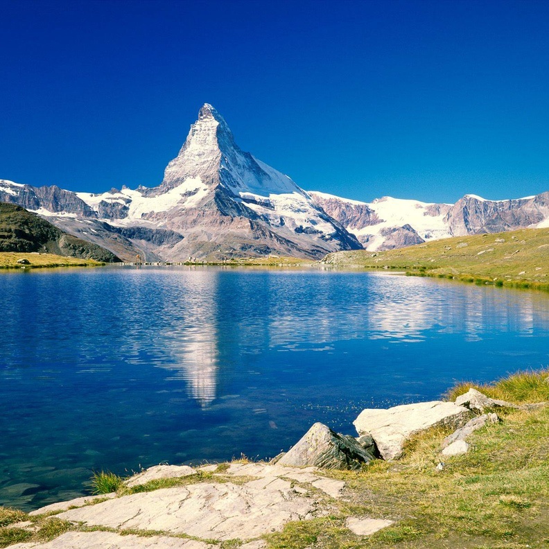 صورة جوية تبرز جمال شلالات سويسرا