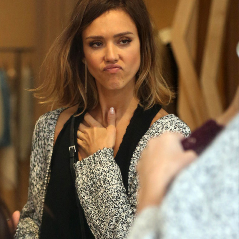 سيلفي جسيكا ألبا في عرض الازياء