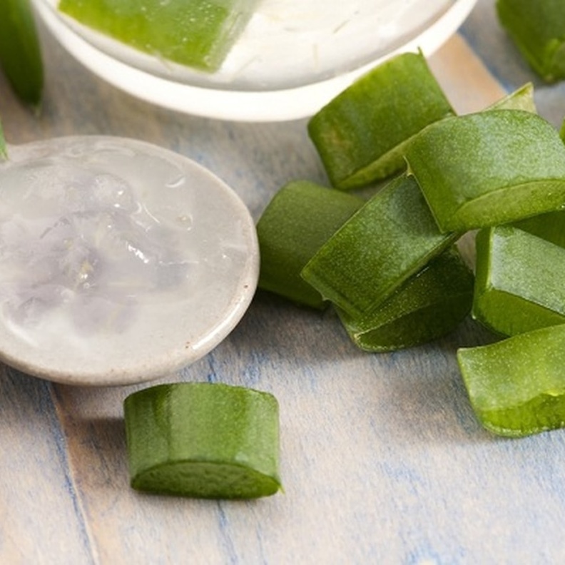 جل الألوفيرا يحتوي على الكثير من المركبات والعناصر التي تعمل على تنعيم البشرة وترطيبها