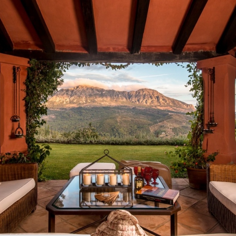 جلسة خارجية بإطلالة جبلية رائعة