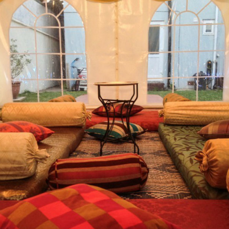 جلسة عربية من تصاميم Four Seasons لخيمة عصرية