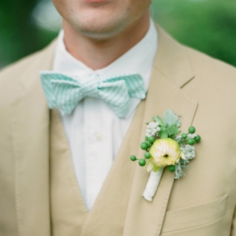 جمال اللون الاخضر النعناعي على ربطة عنق العريس