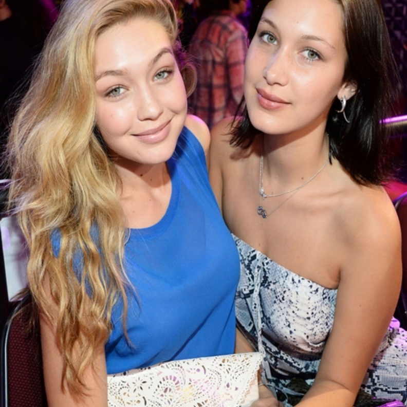 جيجي وبيلا بمكياج ناعم 